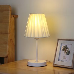 Vit veckad skärm COMFY bordslampa i sängbordsstil