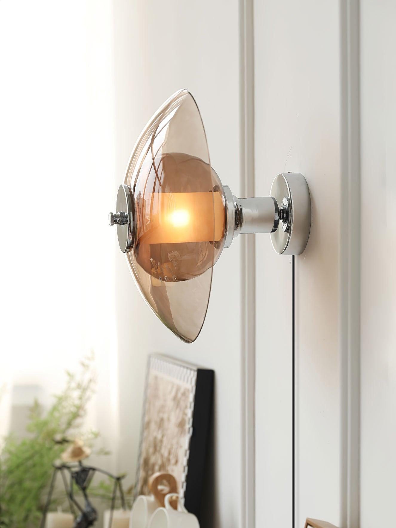 Lampa ścienna Flying Saucer w pobliżu okna