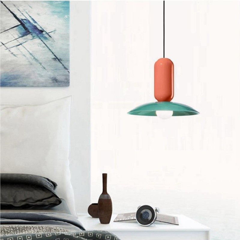 Lampa wisząca Color Block Frisbee Pau obok łóżka lub stolika bocznego