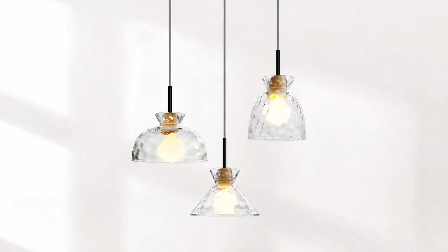 Nowoczesna, przezroczysta lampa wisząca z falowanego szkła w spokojnej scenie wewnętrznej