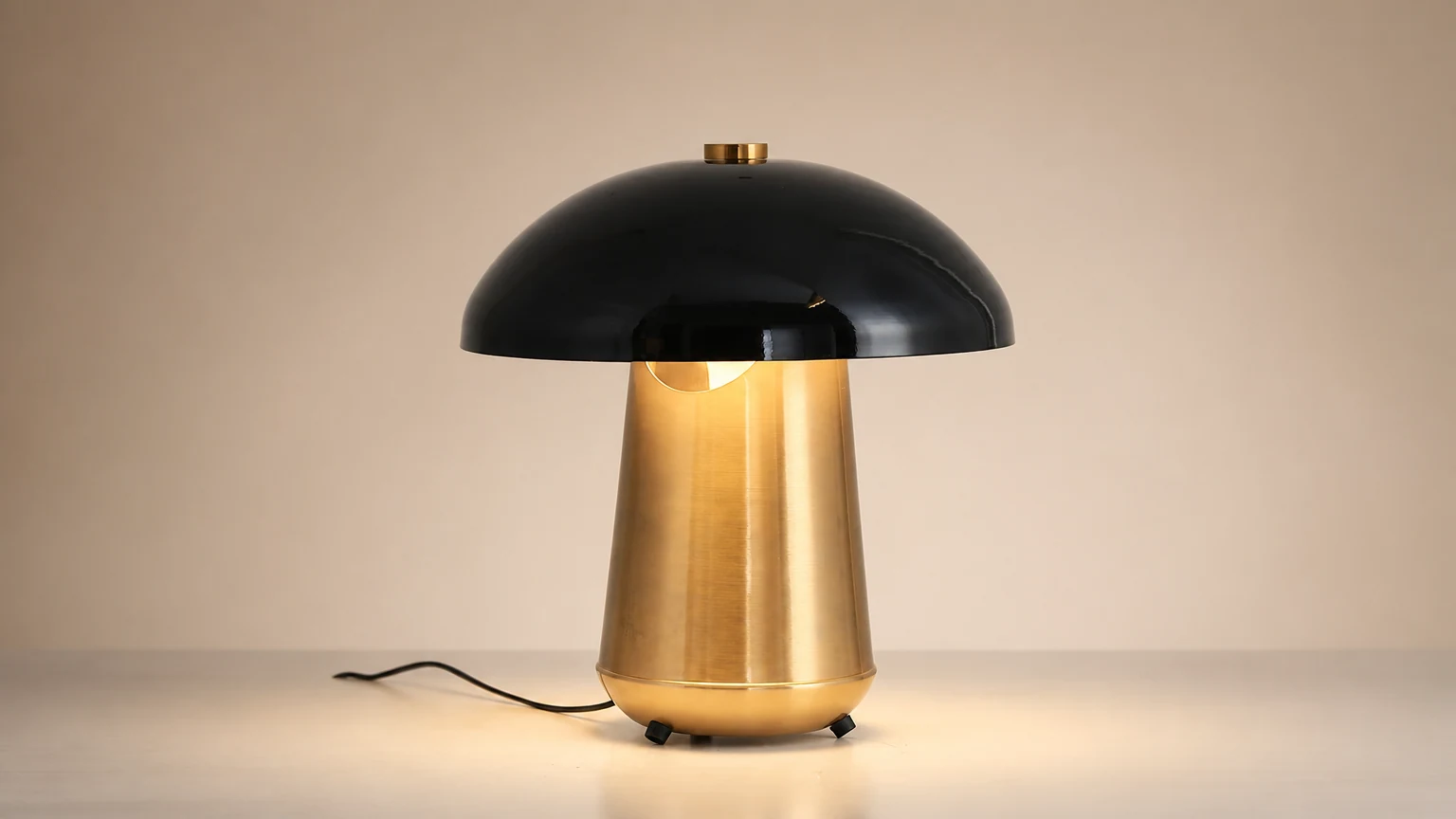 Lampa stołowa M41 w kształcie grzybka pokryta metalem w ciepłej scenerii wnętrza