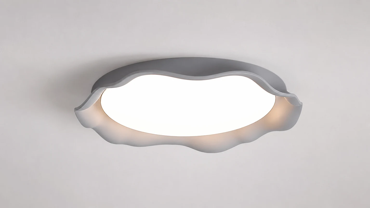 Mikrocementowa lampa sufitowa Aera D380 pokazana w spokojnej scenerii wnętrza