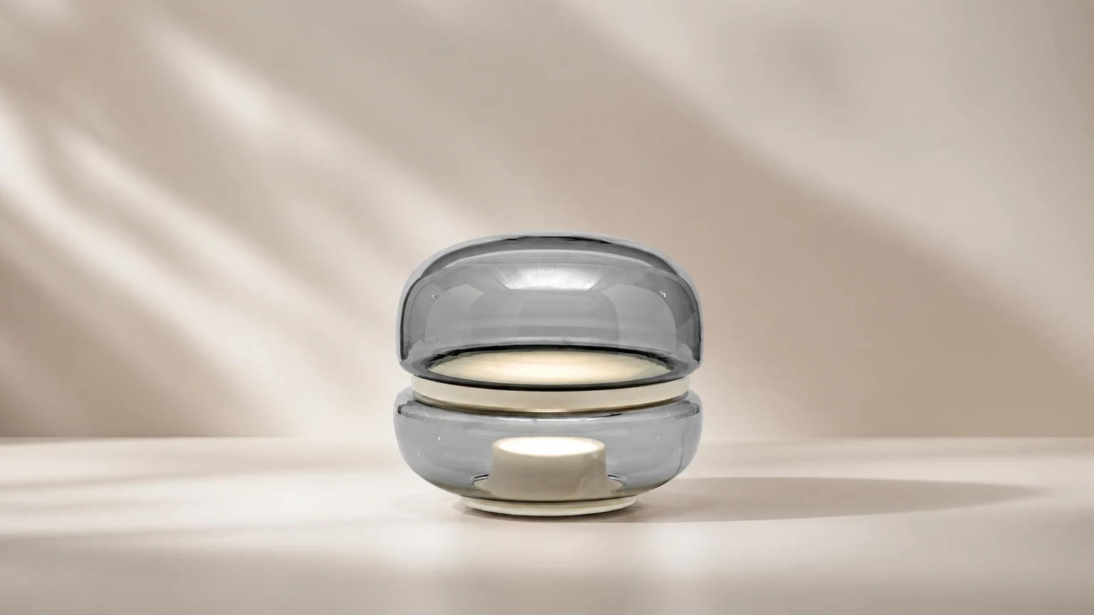 Nowoczesna lampa stołowa Macaron Glass M240 w ciepłej scenerii wnętrza