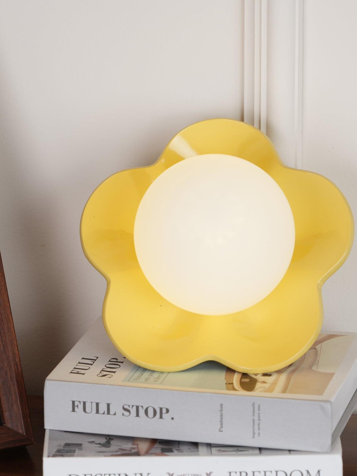 Duża żółta lampa La fleur eksponowana na książkach