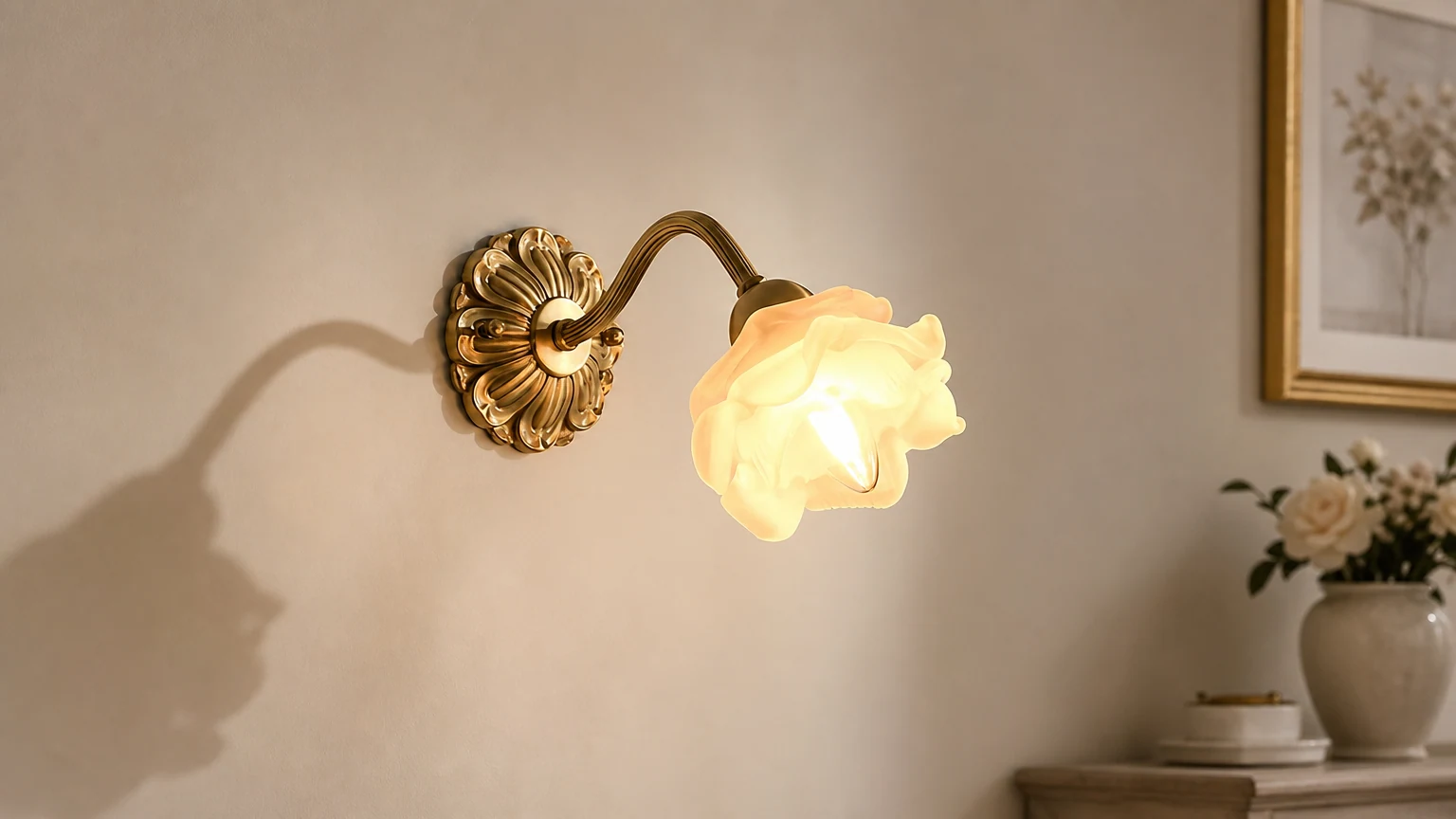 Mosiężna lampa ścienna Rose M403 zainstalowana w ciepłym wnętrzu