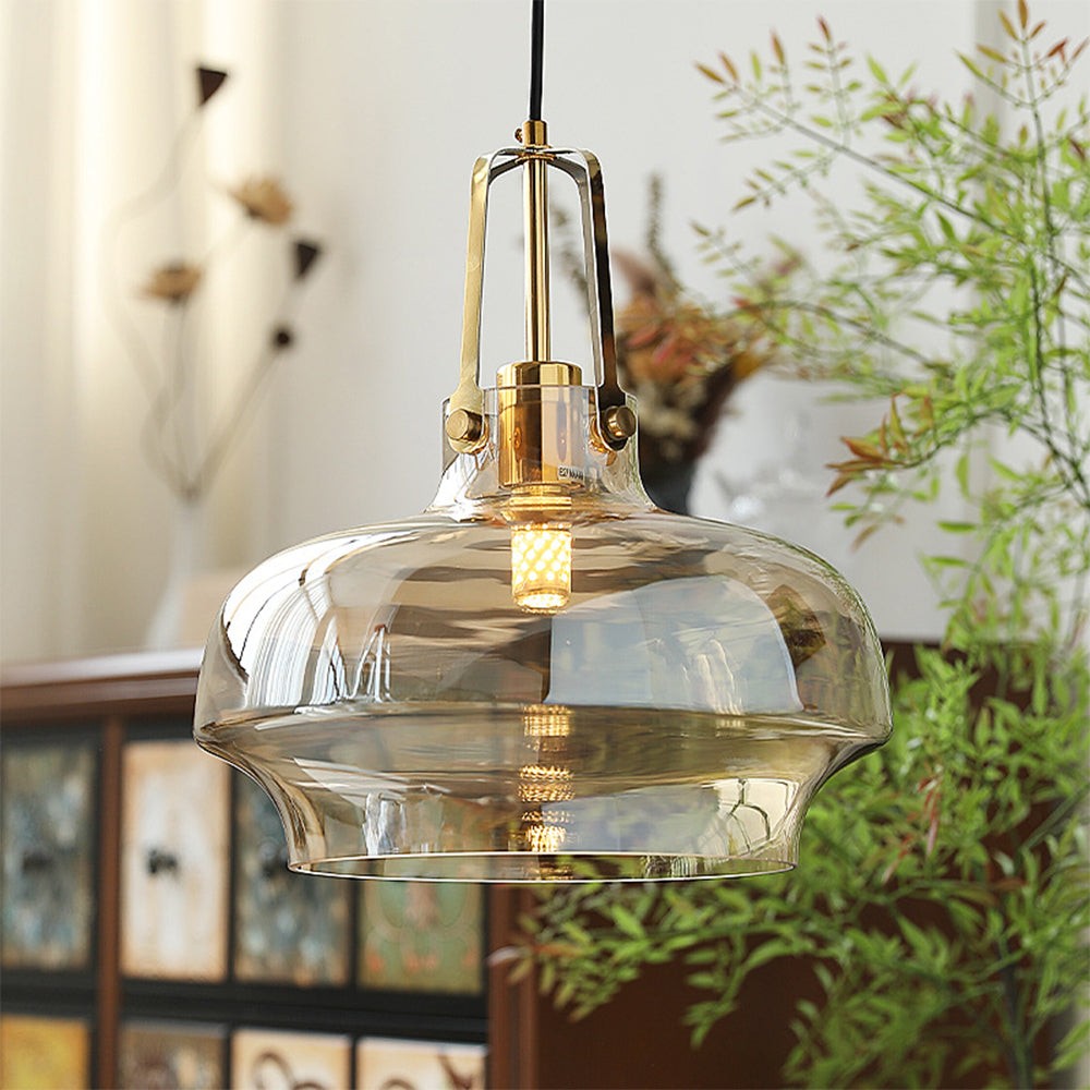 Szklana lampa wisząca w stylizowanym pokoju z roślinami i meblami