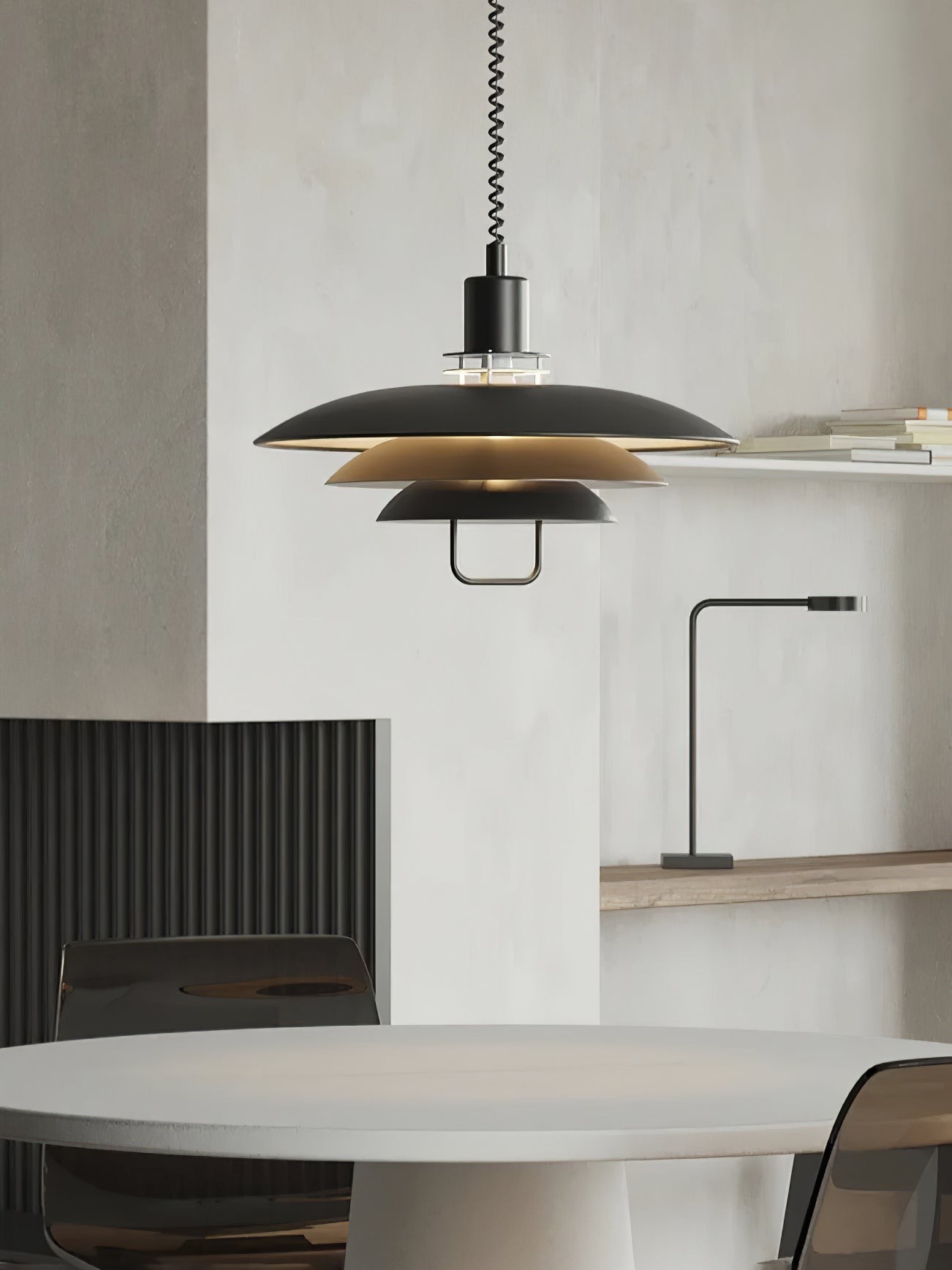 Lampa wisząca UFO nad nowoczesnym stołem w jadalni lub kuchni