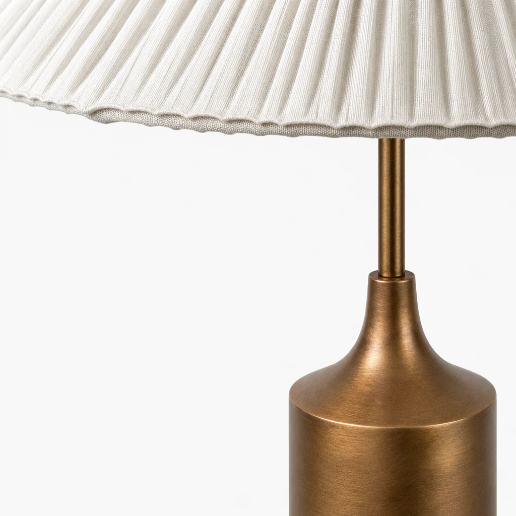 Närbild av Lindi golvlampa med linneveck och åldrad mässingsfinish