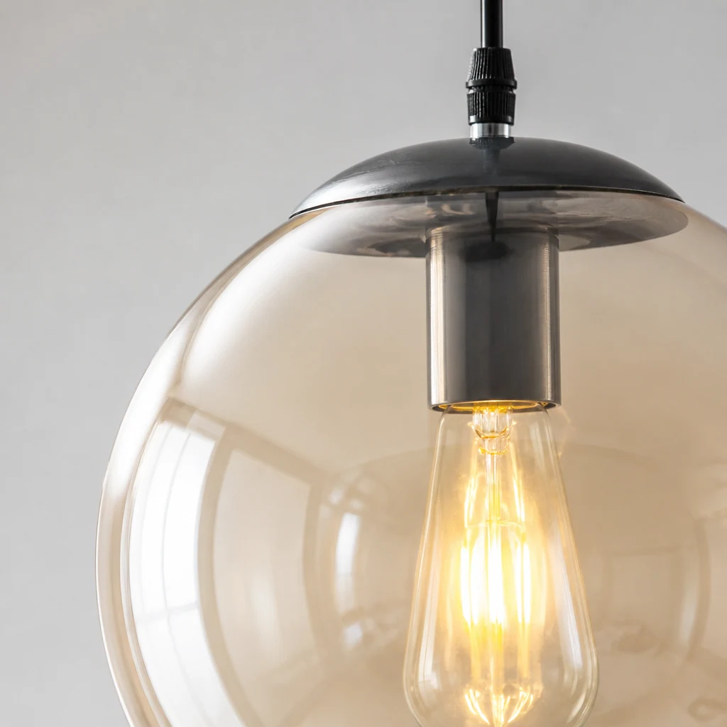 Zbliżenie na szklany klosz lampy wiszącej Glass Ball i metalowe mocowanie
