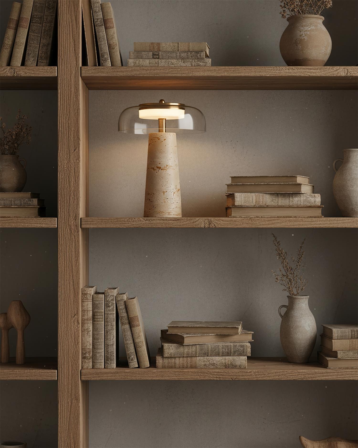 Lampa stołowa Lumetra na ciemnej półce na książki