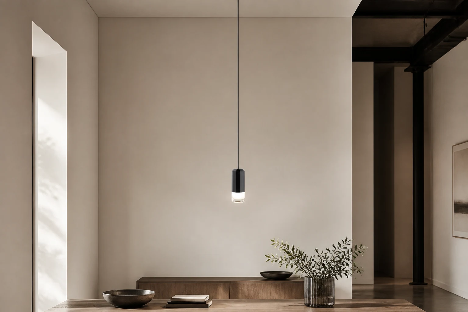 Lampada a sospensione Wireflow dalla forma libera in un ambiente domestico di tendenza.