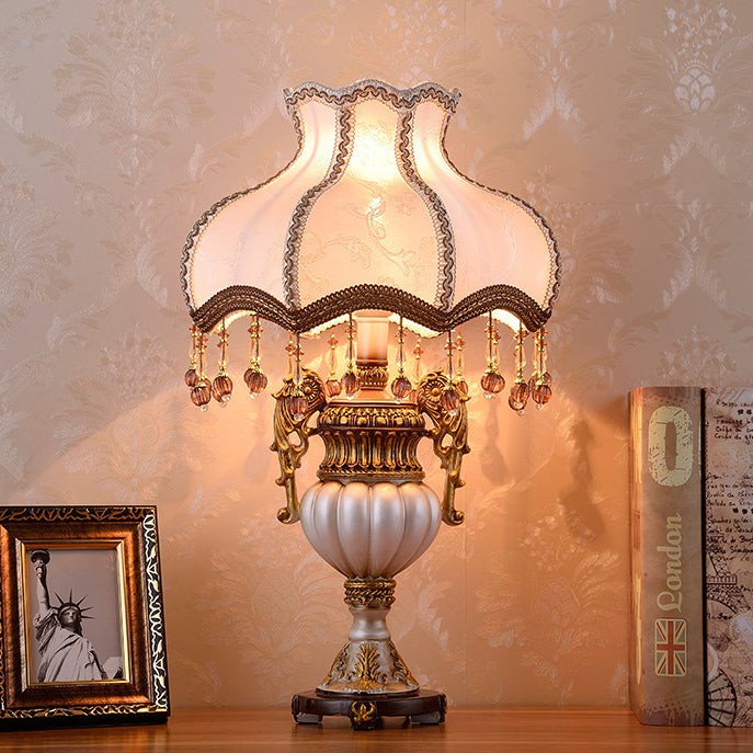 Retro vase stoffbordlampe med innrammet dekor og bøker