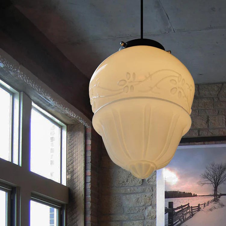 Lampa wisząca z białego mlecznego szkła w pobliżu wysokich okien
