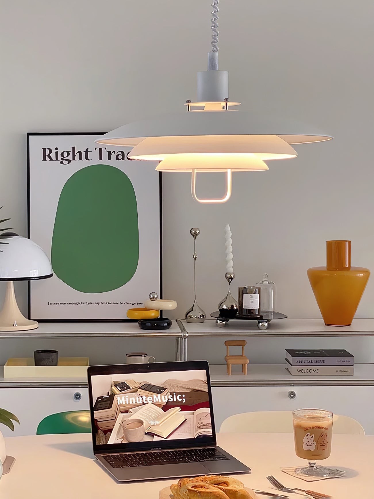 Lampa wisząca UFO zainstalowana nad stylową powierzchnią roboczą