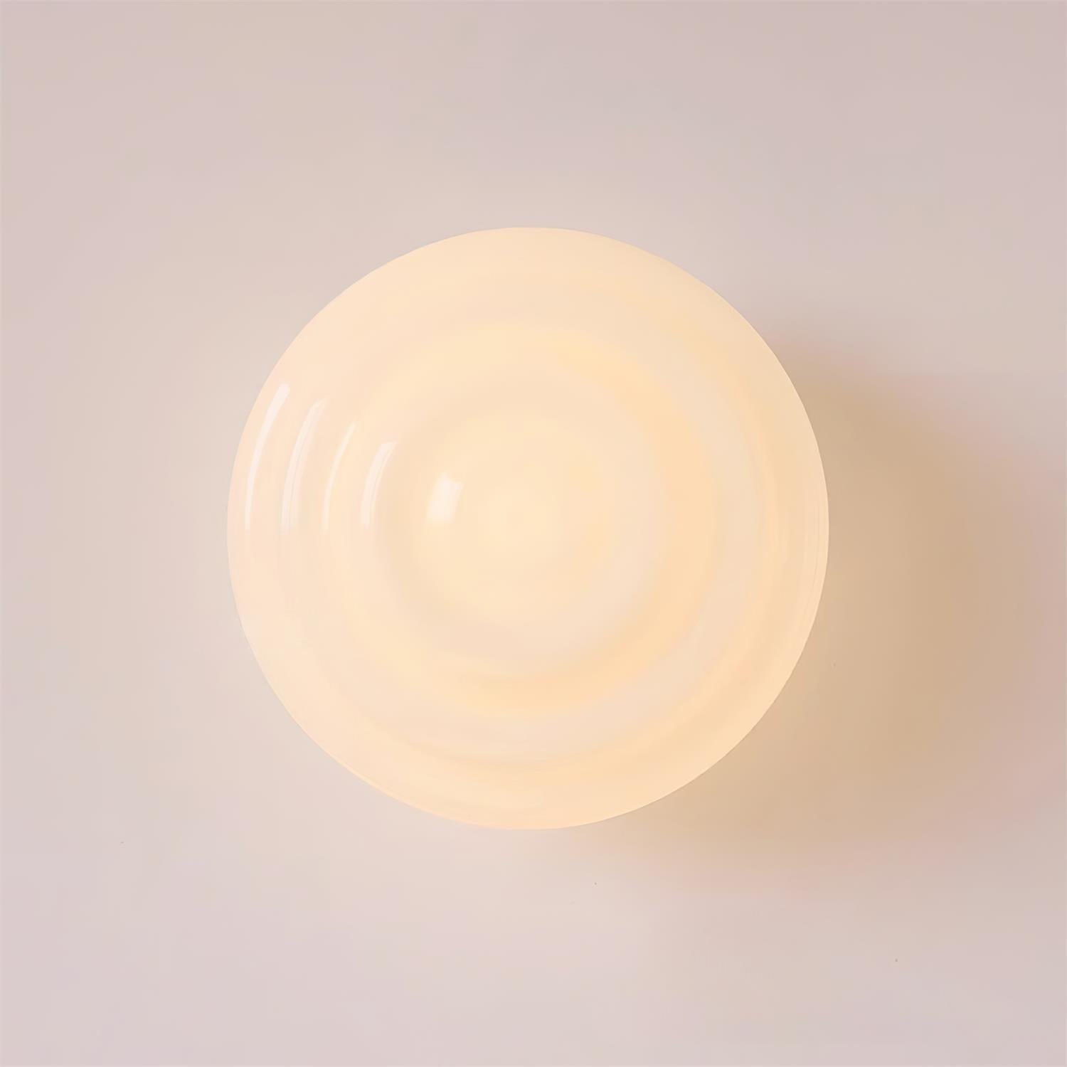 Nærbilde av den opplyste spiralformede ribbede glassskjermen