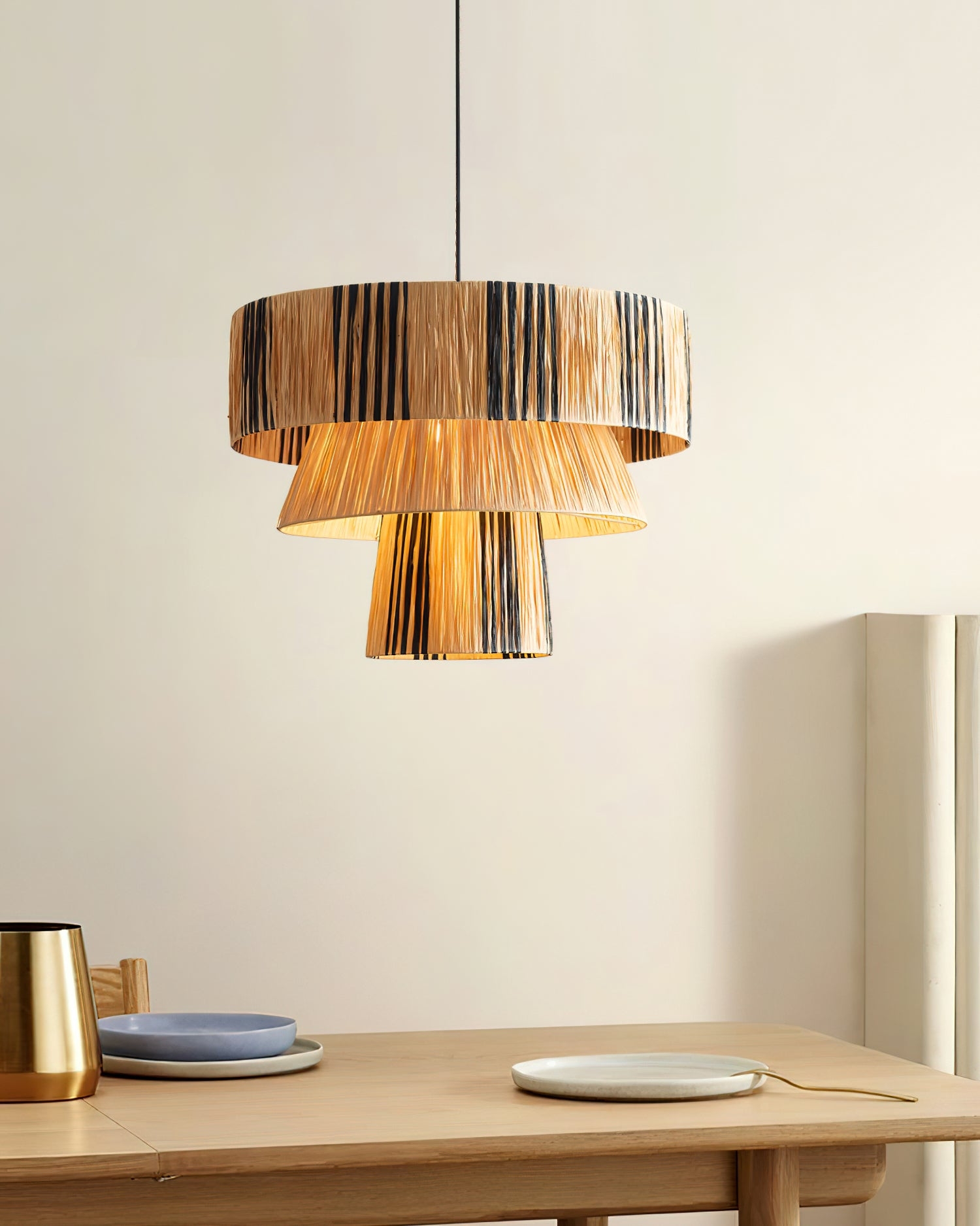 Lampa wisząca Hiroshi nad kredensem i stołem w prostym wnętrzu