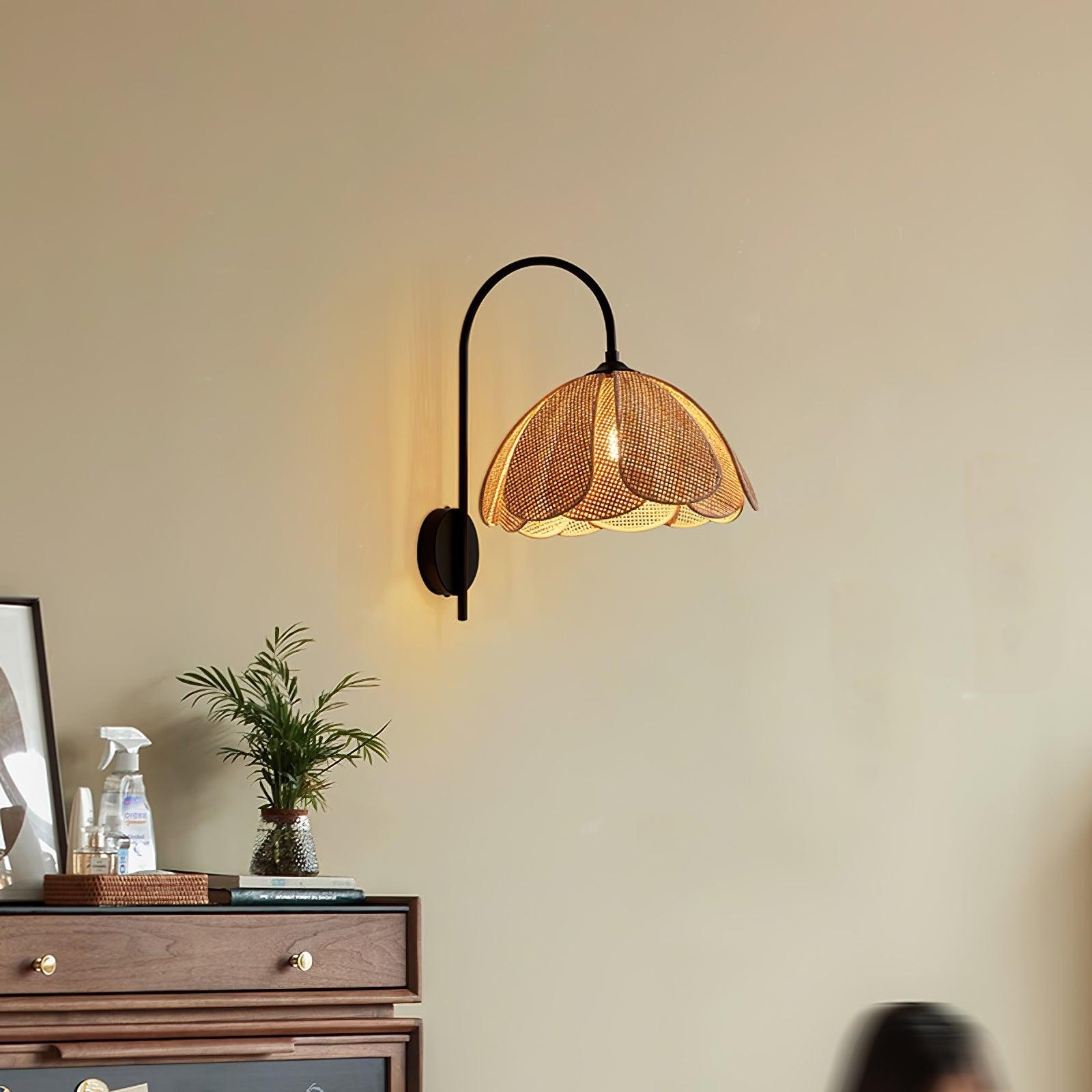Rattanowa lampa ścienna nad komodą w scenie pokoju