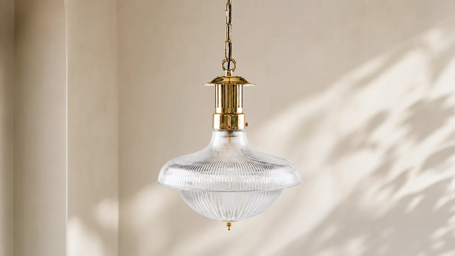 Lampa wisząca Torill D74 pokazana w ciepłej scenie wnętrza