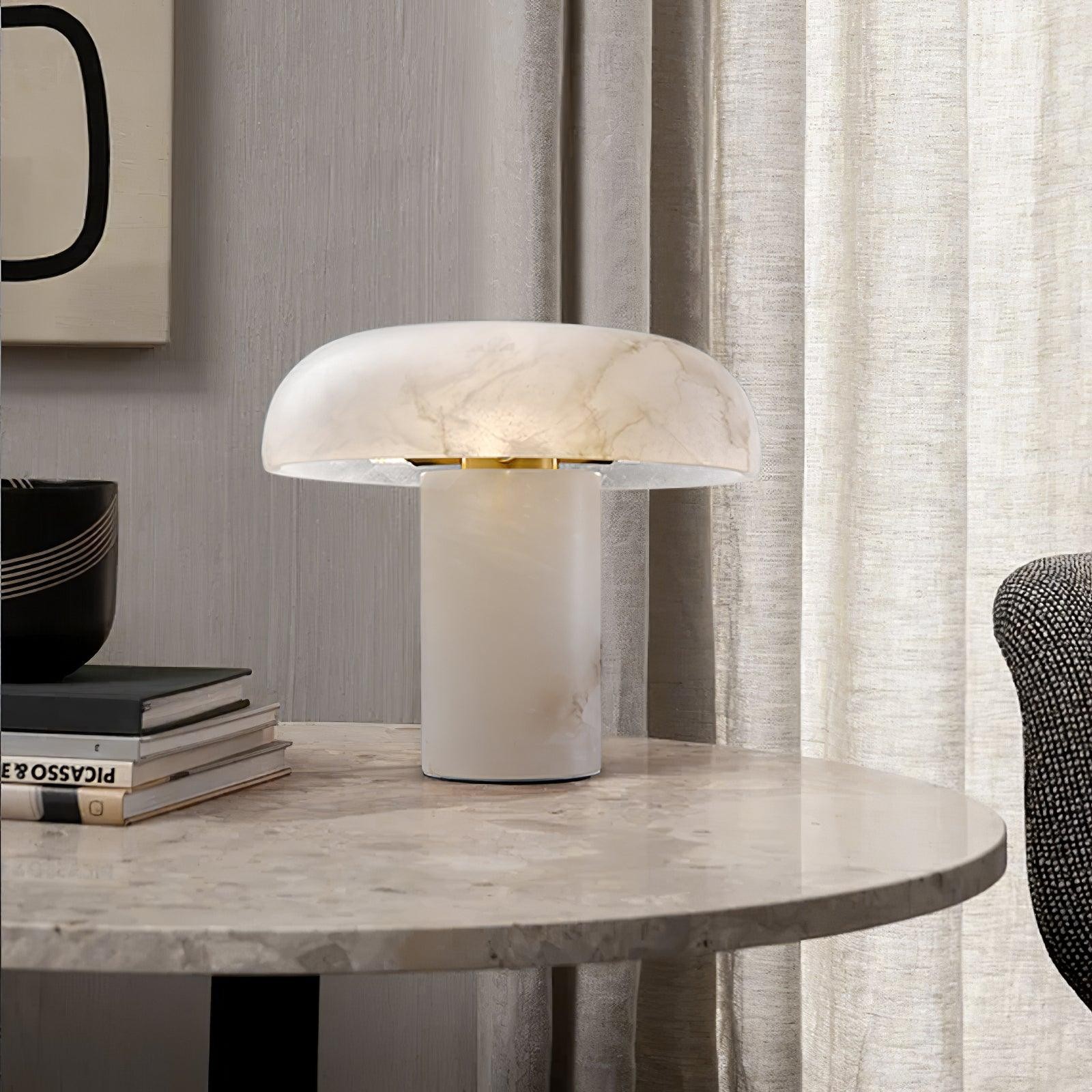 Lampa alabastrowa M450 na okrągłym stole w aranżacji wnętrza