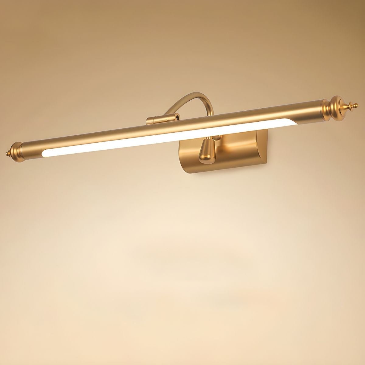 LED-vegglampe i messing, tent mot en vegg