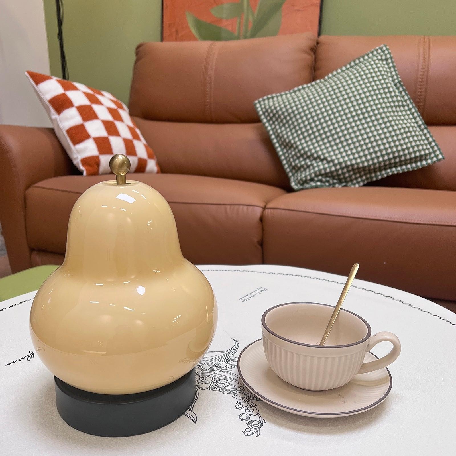 Lampa gruszkowa na stoliku do kawy z tłem sofy