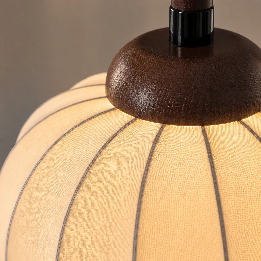 Zbliżenie klosza i wykończenia lampy wiszącej Silk Globe