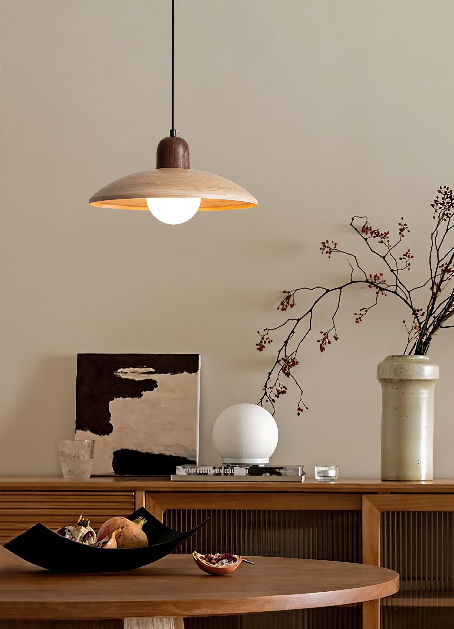 Lampa wisząca nad stołem z wystrojem wnętrza