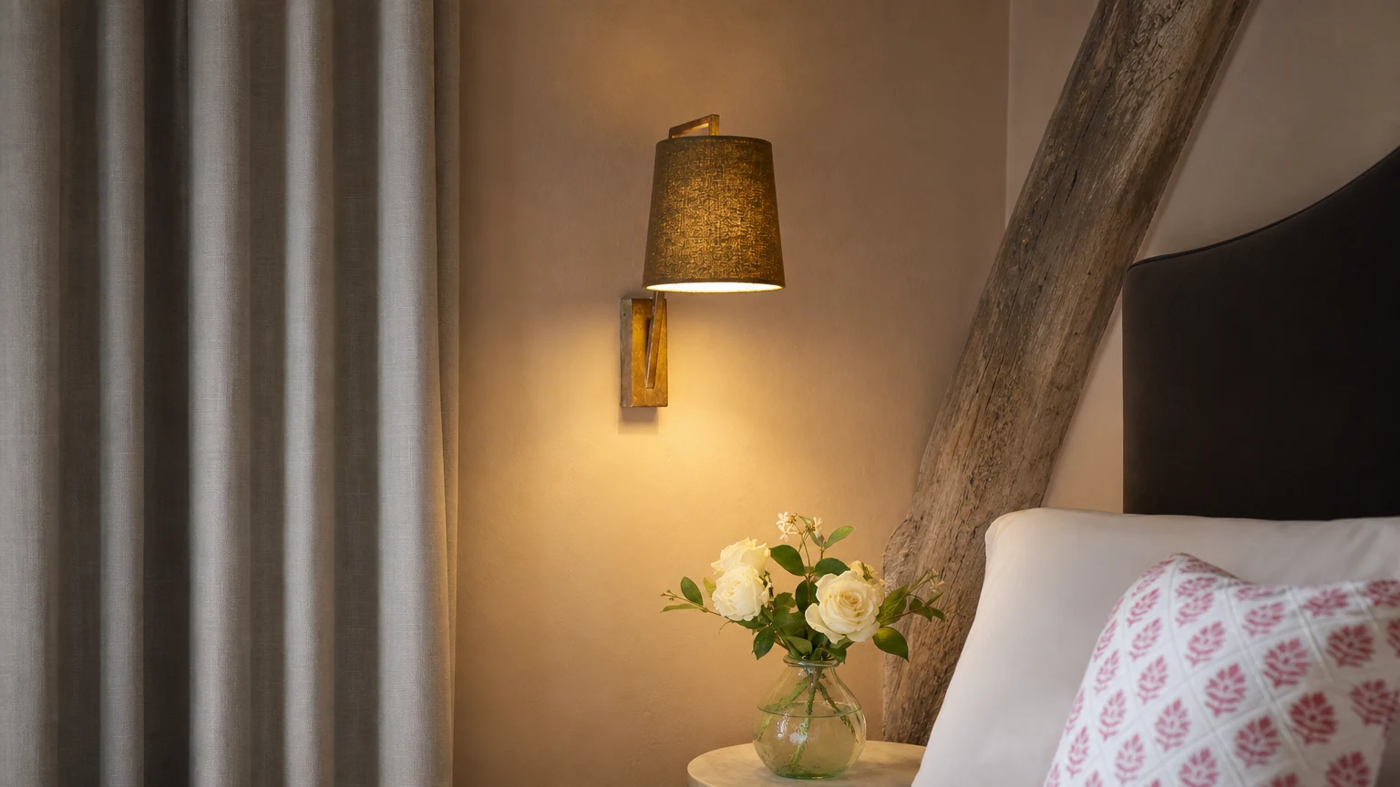 Lampa ścienna Monty D600 w ciepłej scenie oświetlenia ściennego sypialni
