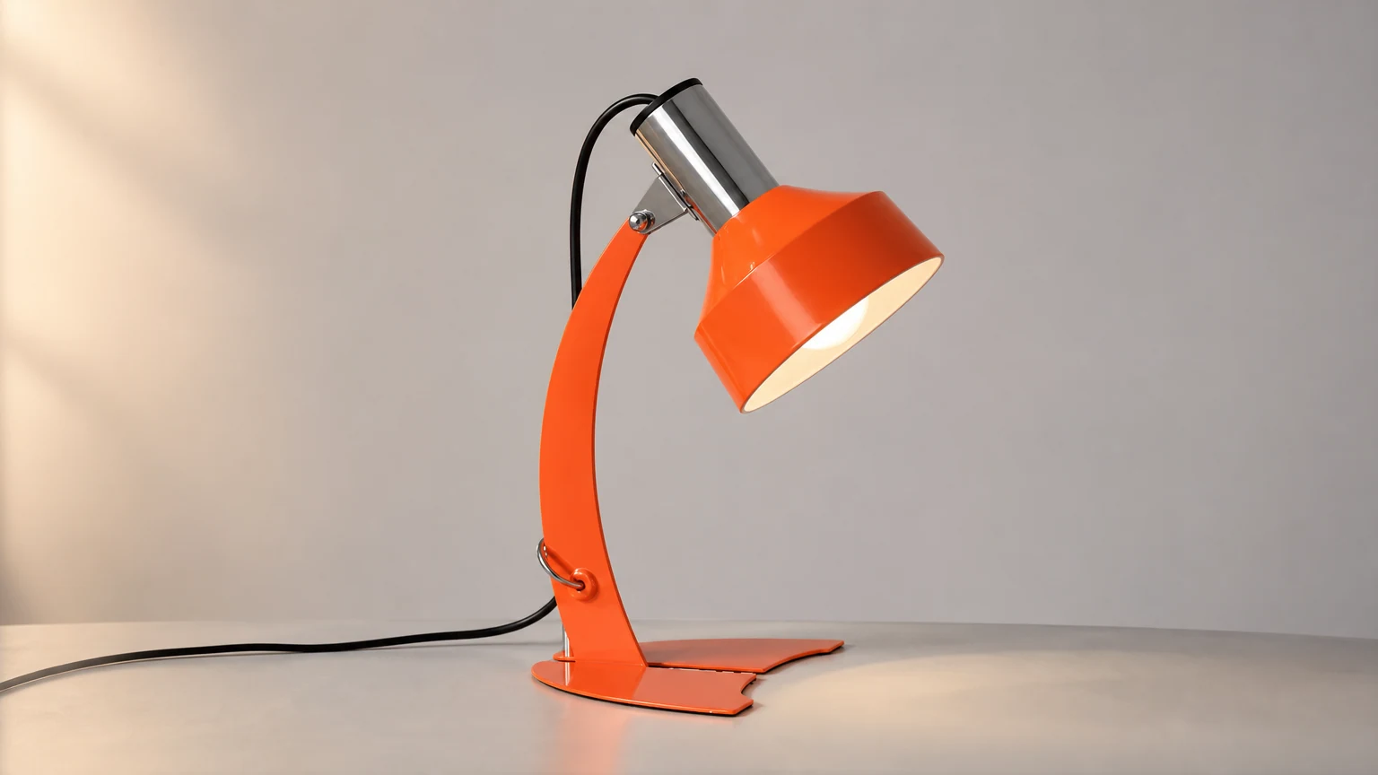 Lampa stołowa Fish Tail Arch M05 w ciepłej scenerii wnętrza