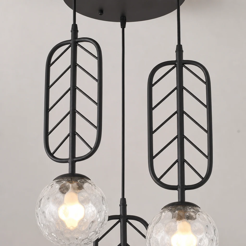 Närbild av WARM pendellampa med metall- och glasdetaljer