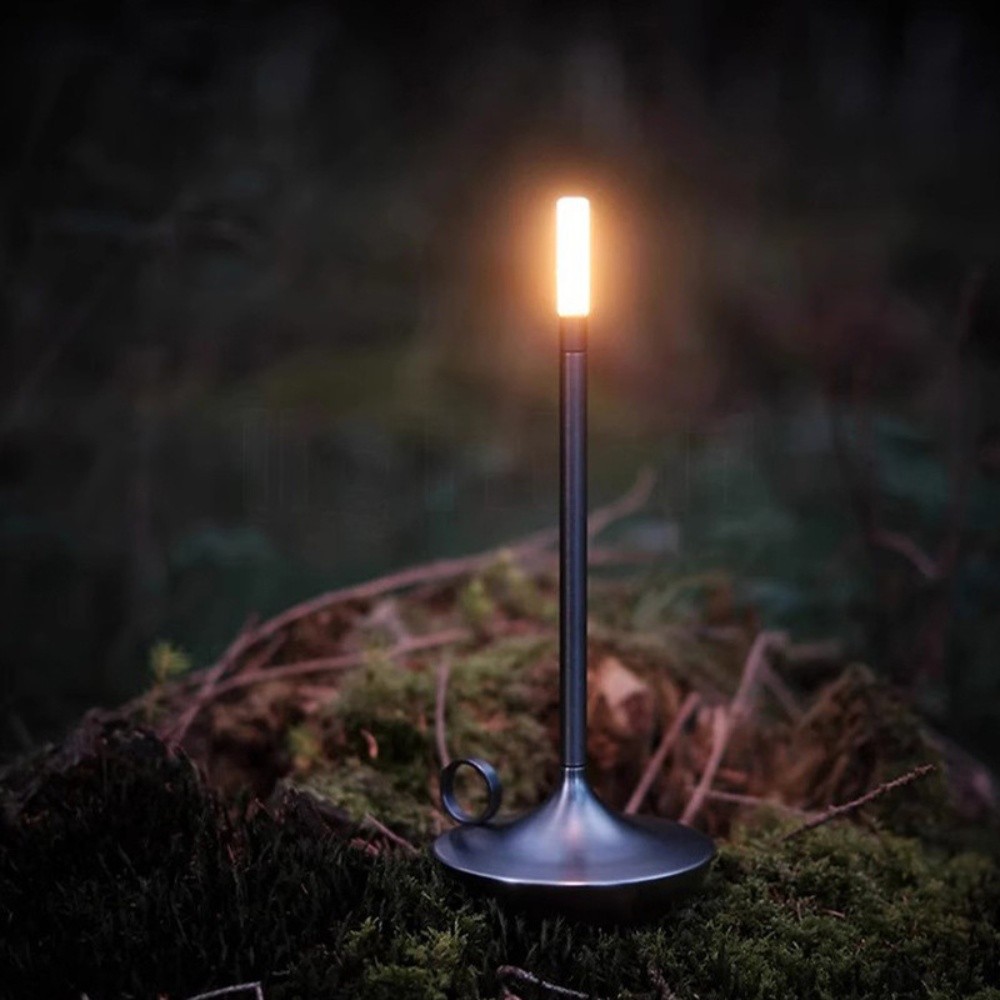 Lampa S183 świecąca na zewnątrz na mchu w scenie przy słabym oświetleniu