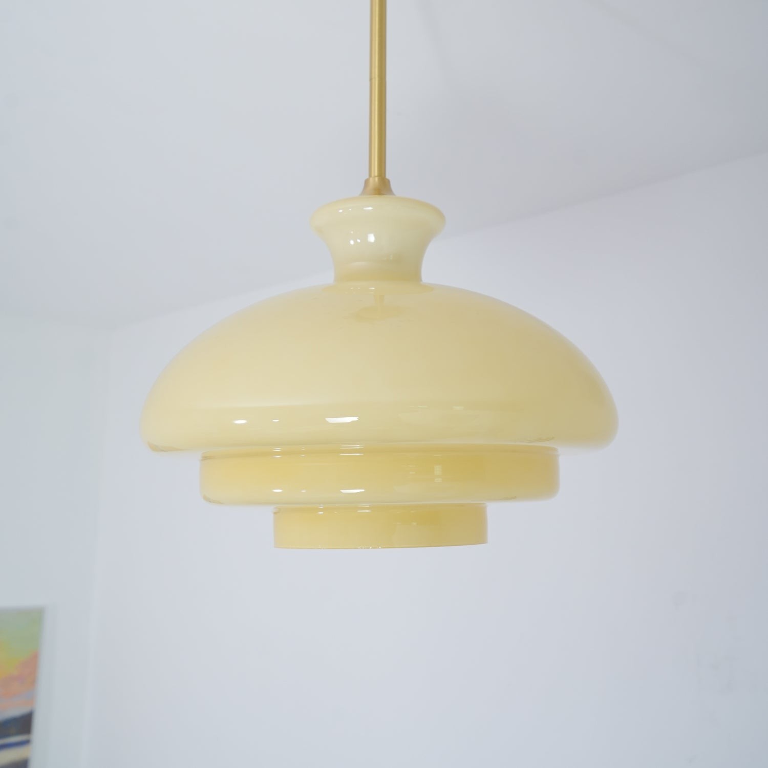 Bliski widok stylu życia lampy wiszącej z żółtego szkła