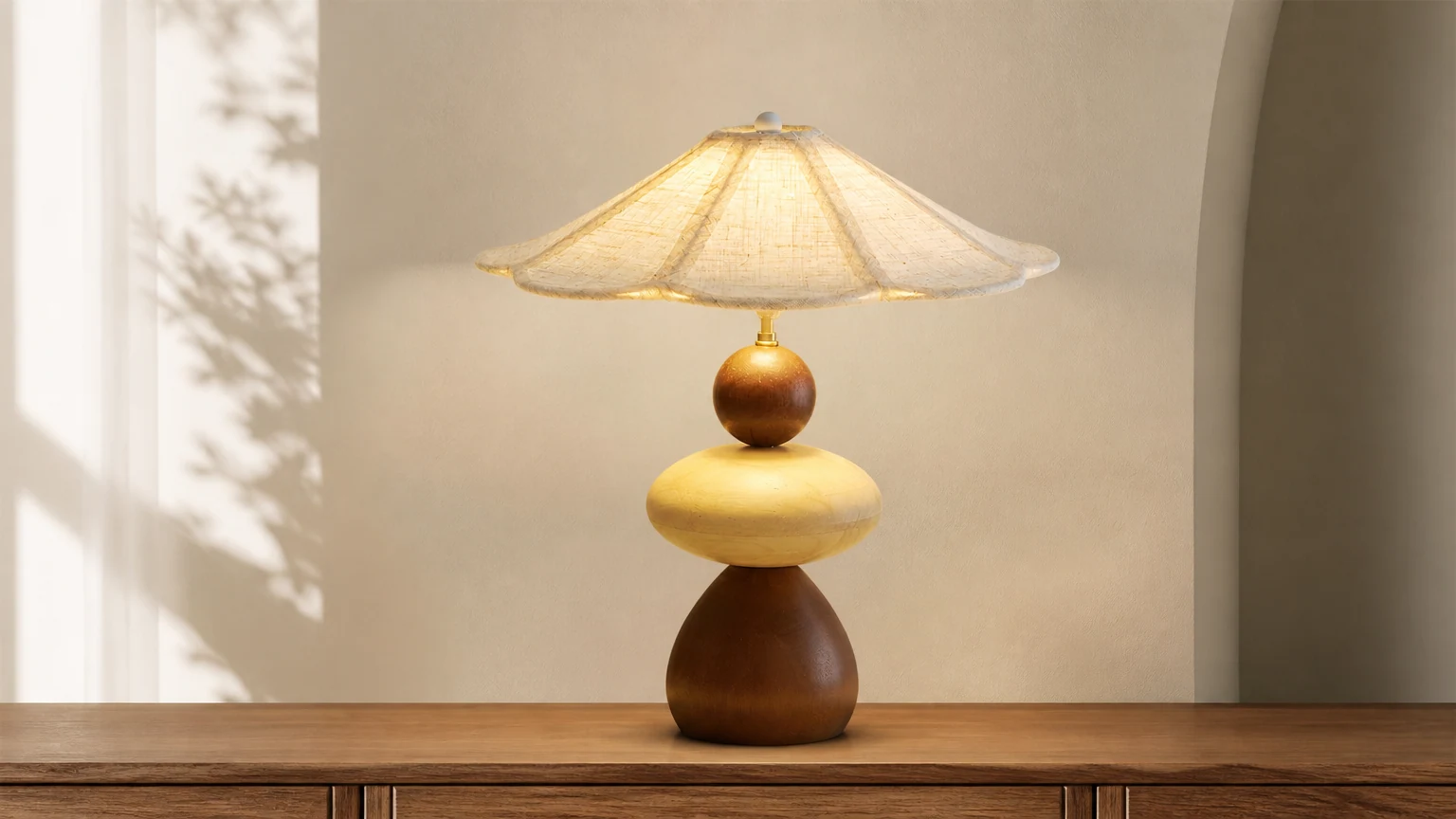 Lampa stołowa Equinox Plug In D365 w ciepłej scenerii wnętrza