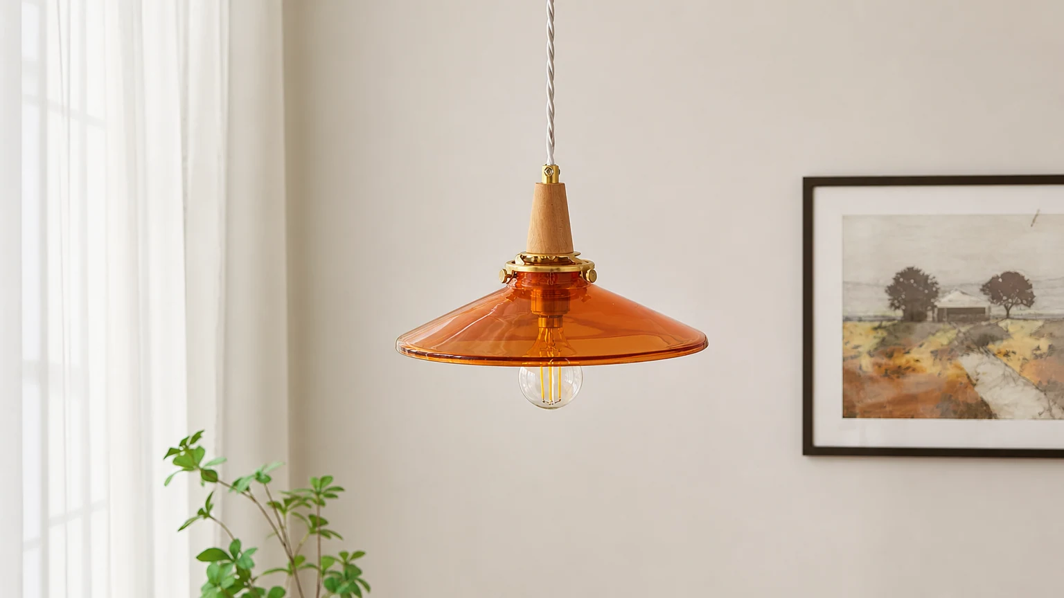 Nordic Mosiężna szklana lampa wisząca M286 w ciepłej scenerii wnętrza