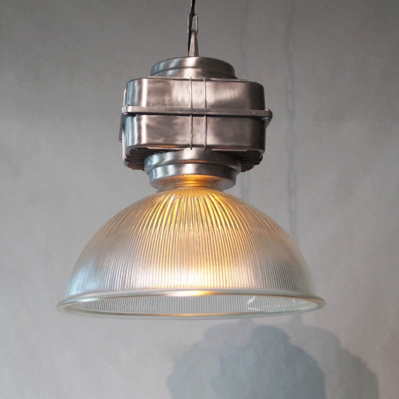 Zamknij widok lampy wiszącej Lobay po zamontowaniu