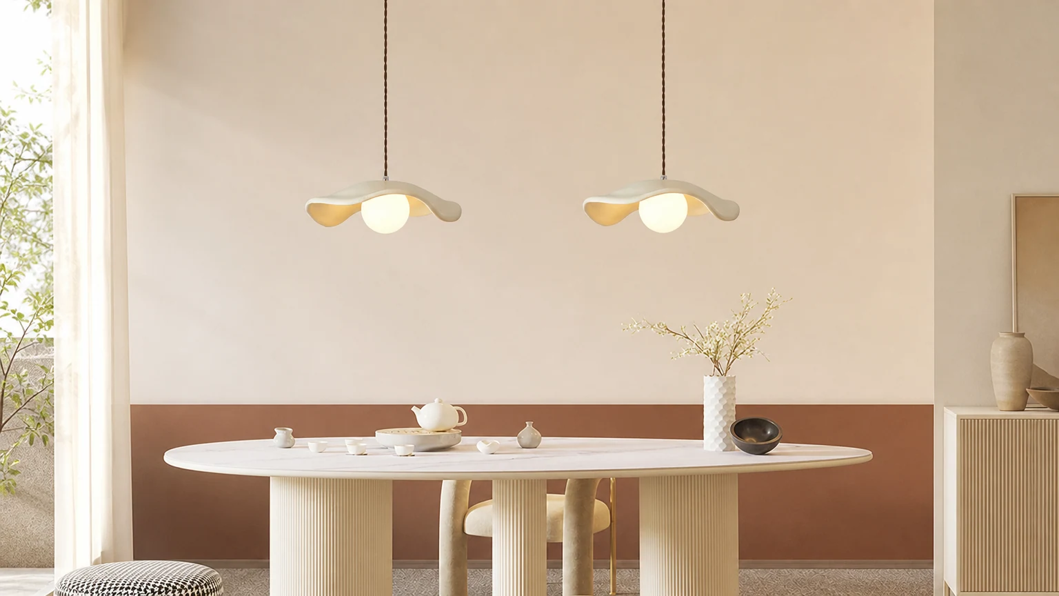 Lampa wisząca z rzeźbionej żywicy Yumi w ciepłym wnętrzu