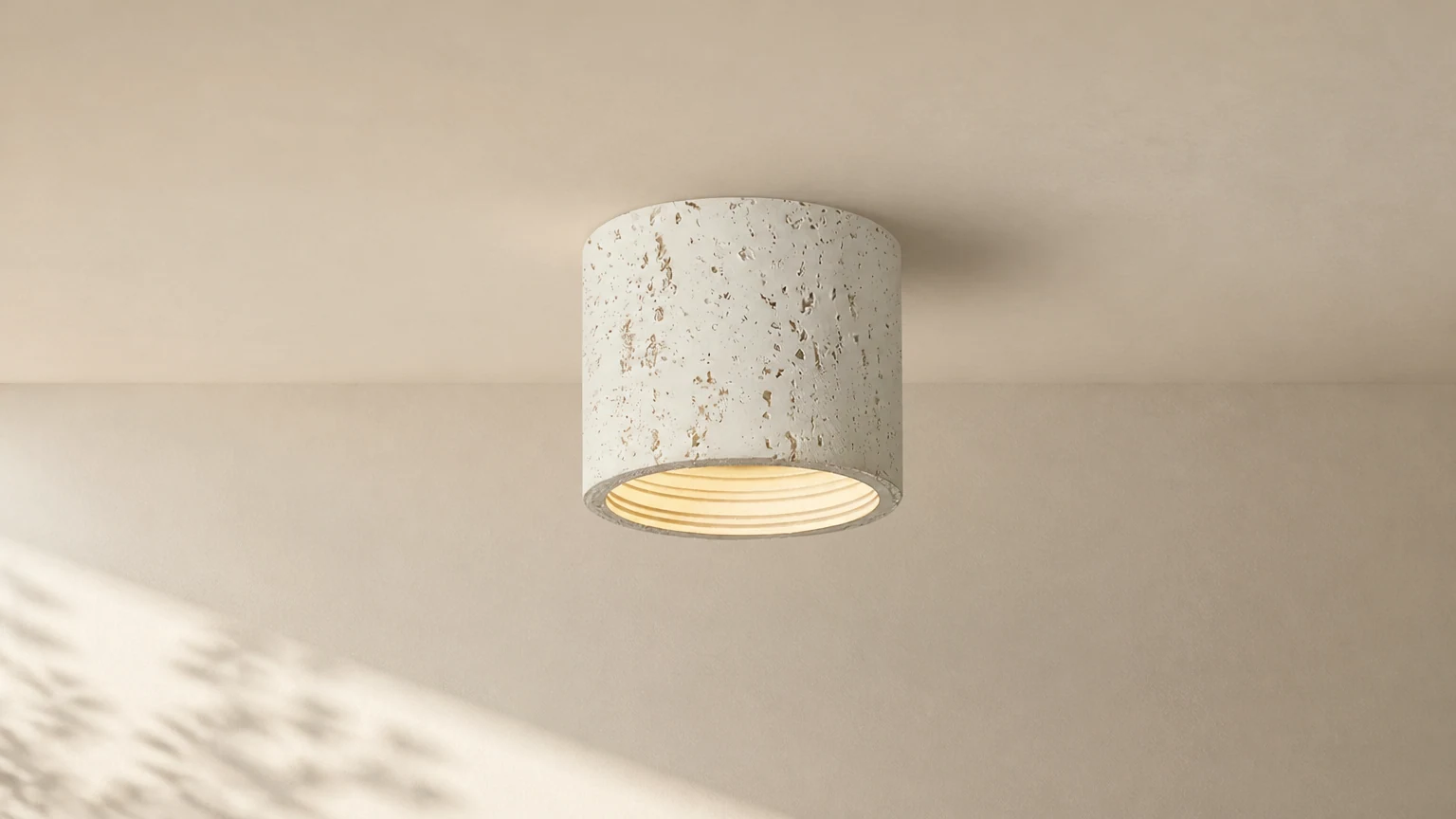 Nowoczesna cylindryczna lampa sufitowa Wabi-Sabi M172 w ciepłej scenerii wnętrza