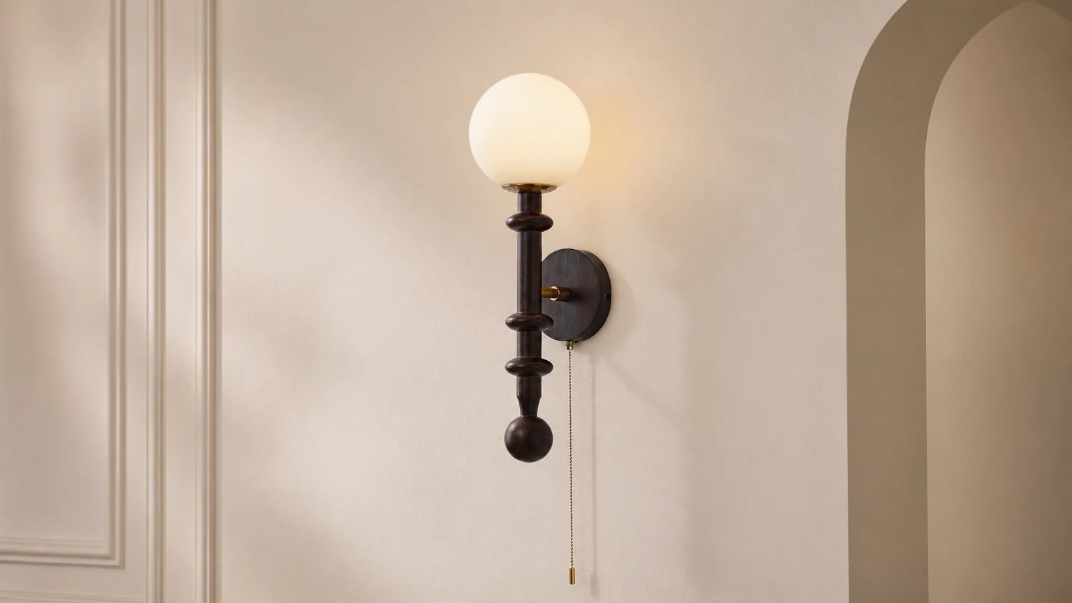 Francuska lampka nocna w stylu vintage z drewna i szkła w ciepłej scenerii wnętrza
