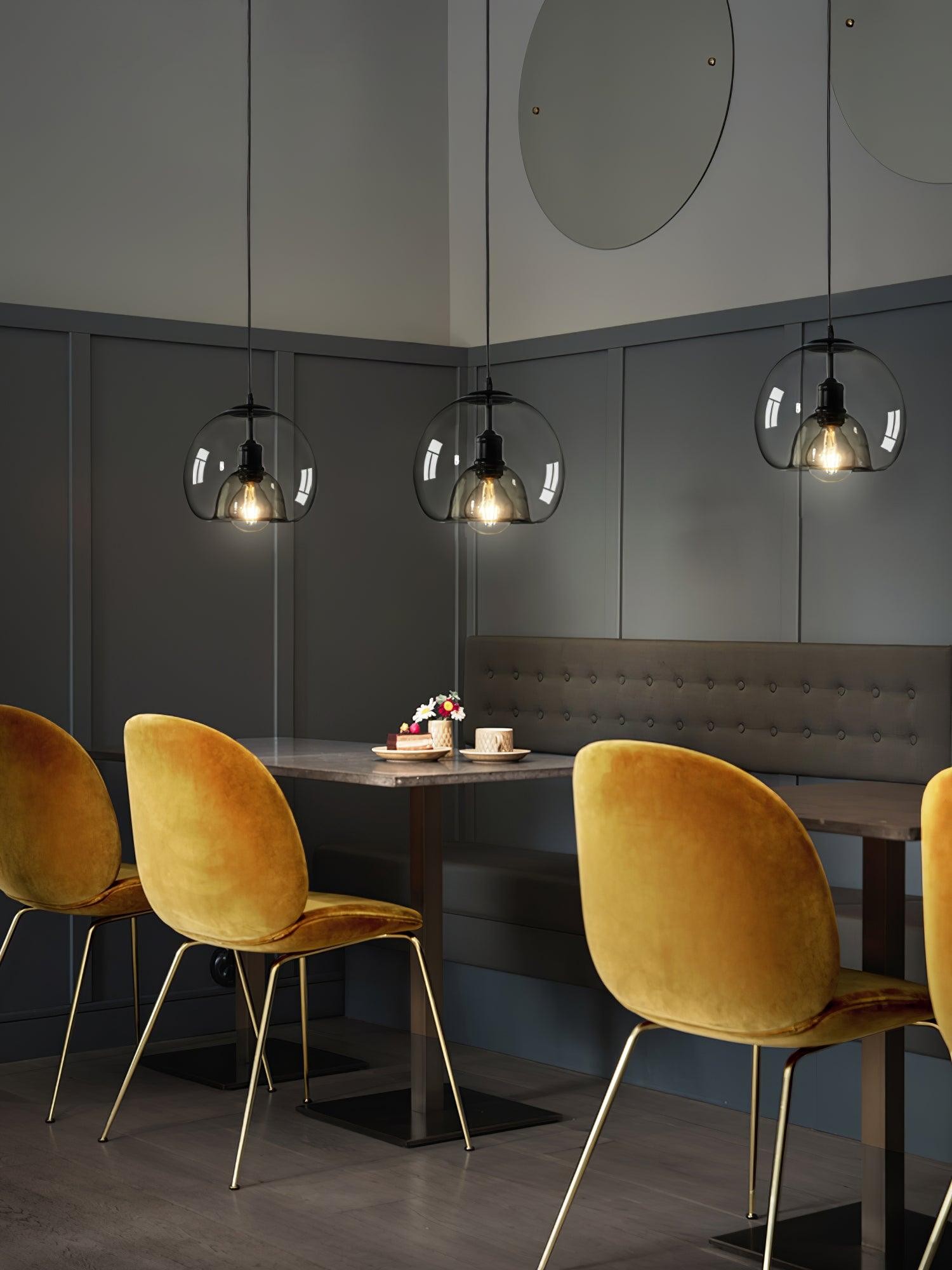 Wiele lamp wiszących Pearl Essence we wnętrzu w stylu restauracji