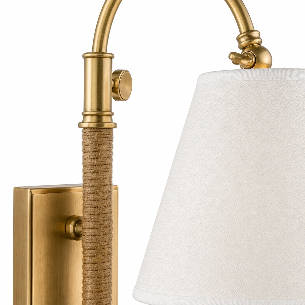 Bliski szczegół kinkietu Curves Plug-In Sconce D595 z mosiądzu i klosza z białej tkaniny