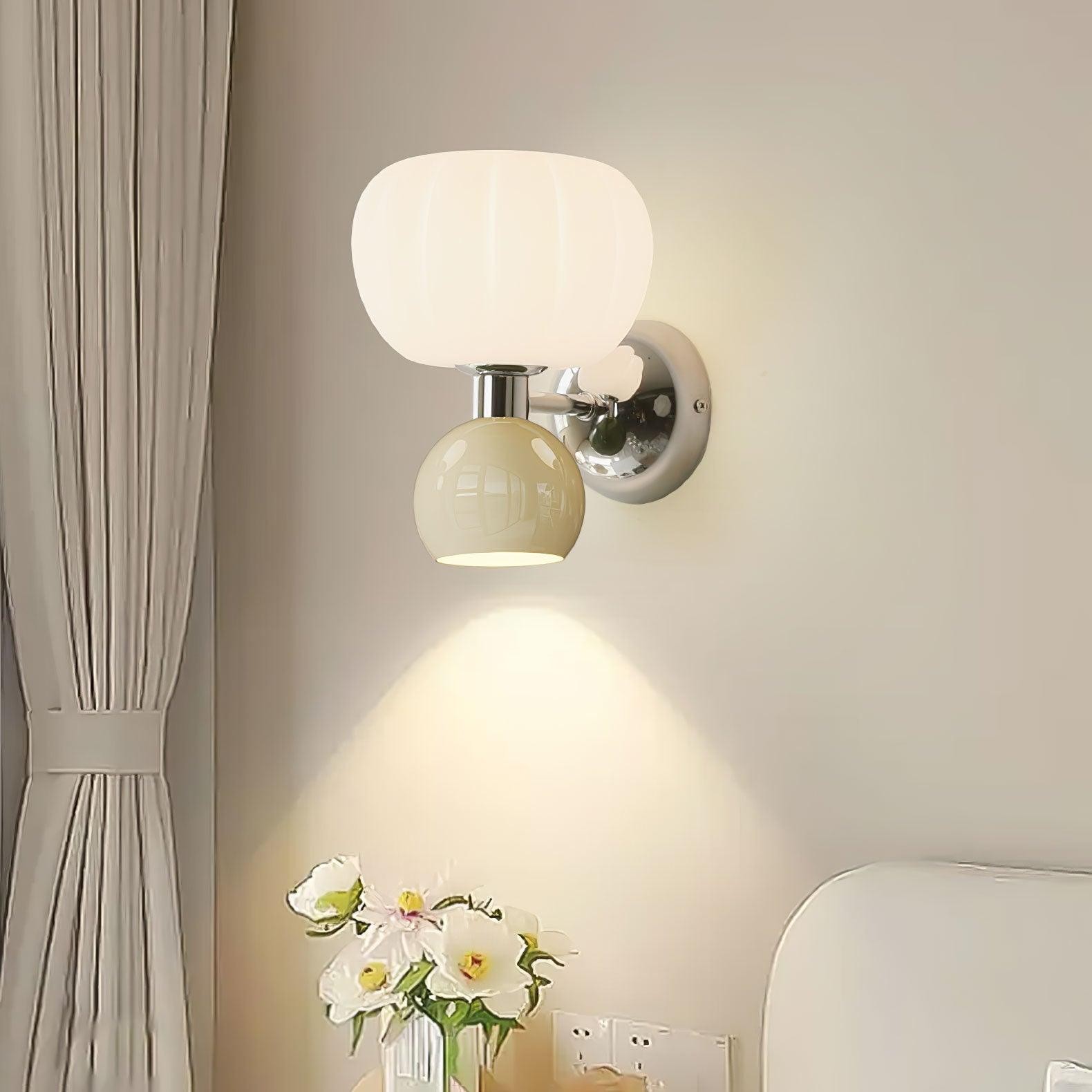 Applique murale crème installée dans une chambre à l'ambiance chaleureuse