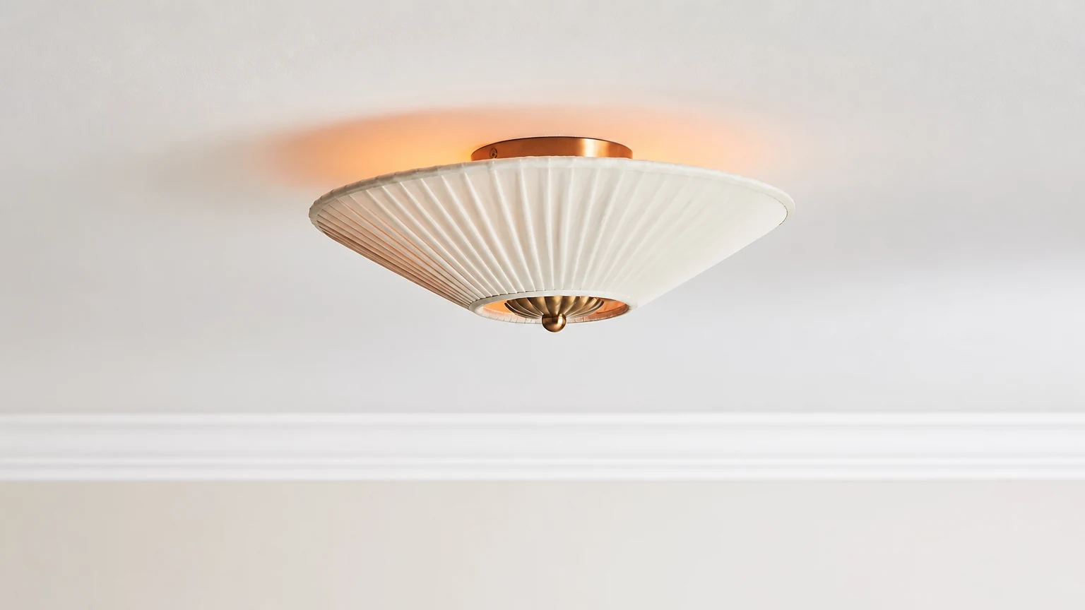 Lámpara de techo semiempotrada Elumina Silk en un ambiente interior cálido.
