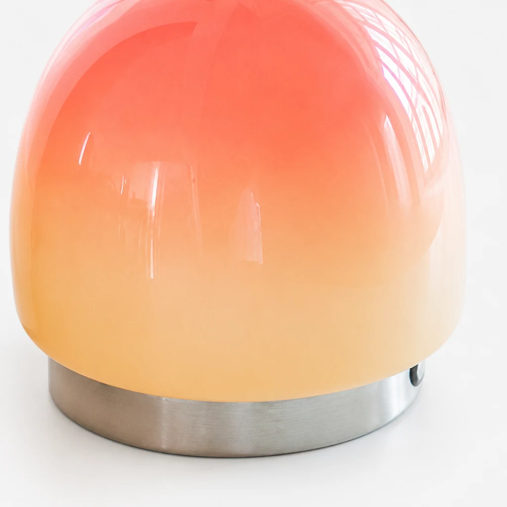 Zbliżenie szklanego korpusu i wykończenia lampy stołowej Peach M342