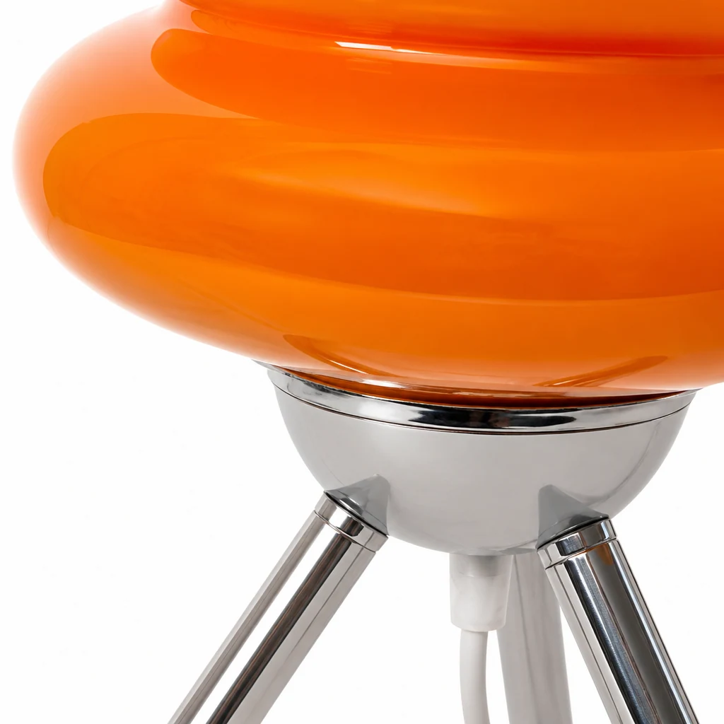 Zbliżenie na szklaną i metalową konstrukcję lampy stołowej Lollipop Bauhaus