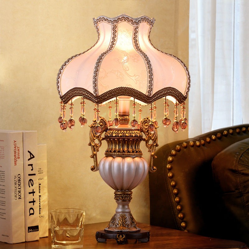 Retro vase stoffbordlampe på et bord ved siden av bøker