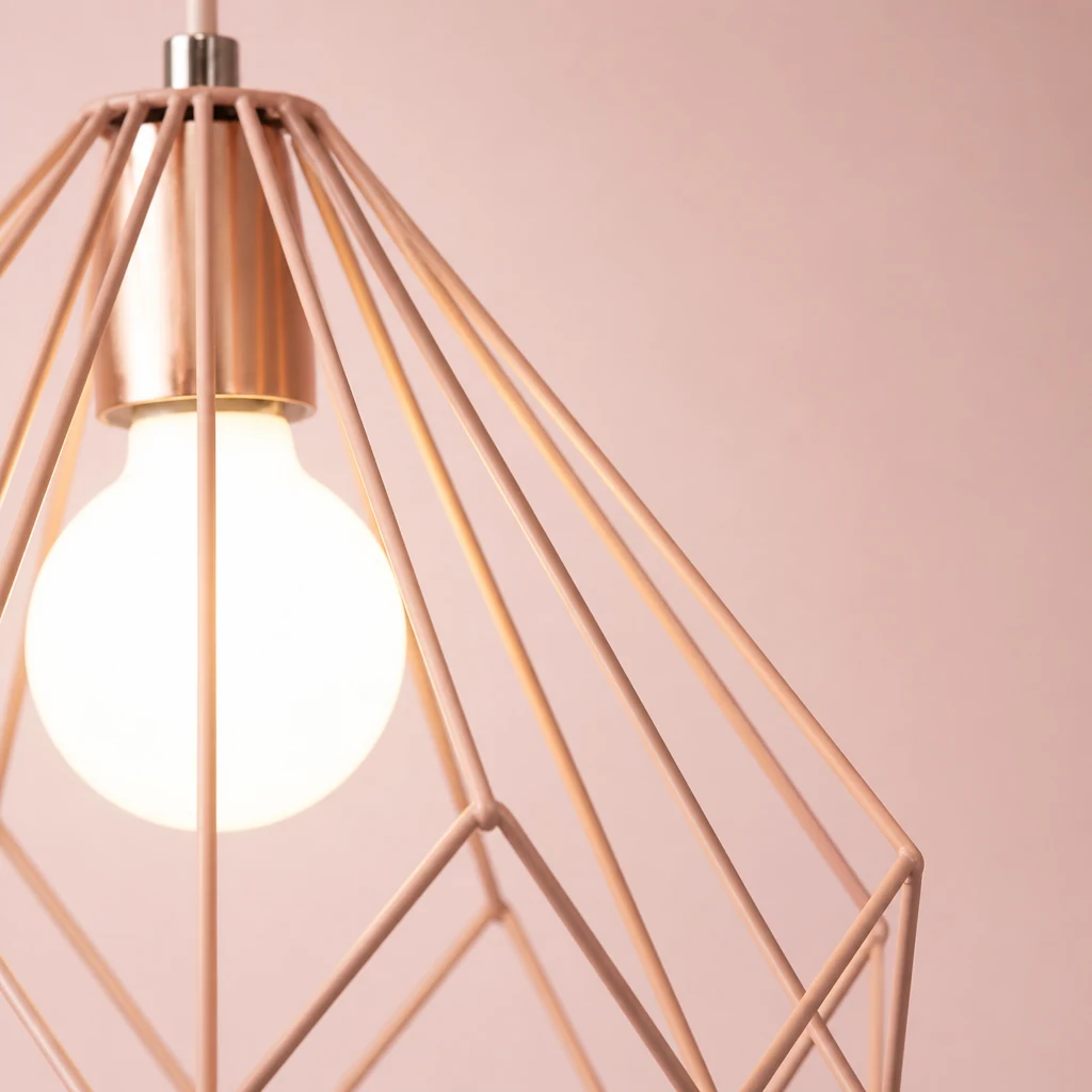 Zbliżenie na lampę wiszącą Macaron Cage Lekki metalowy klosz i wykończenie