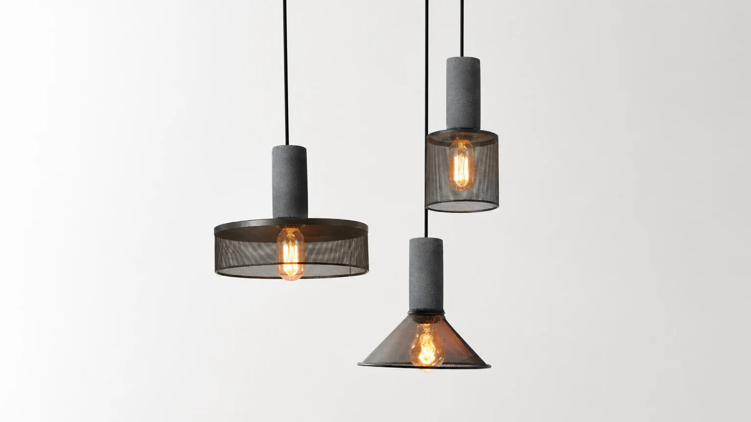 Lampa wisząca z siatki cementowej M81 w industrialnej scenerii wnętrz