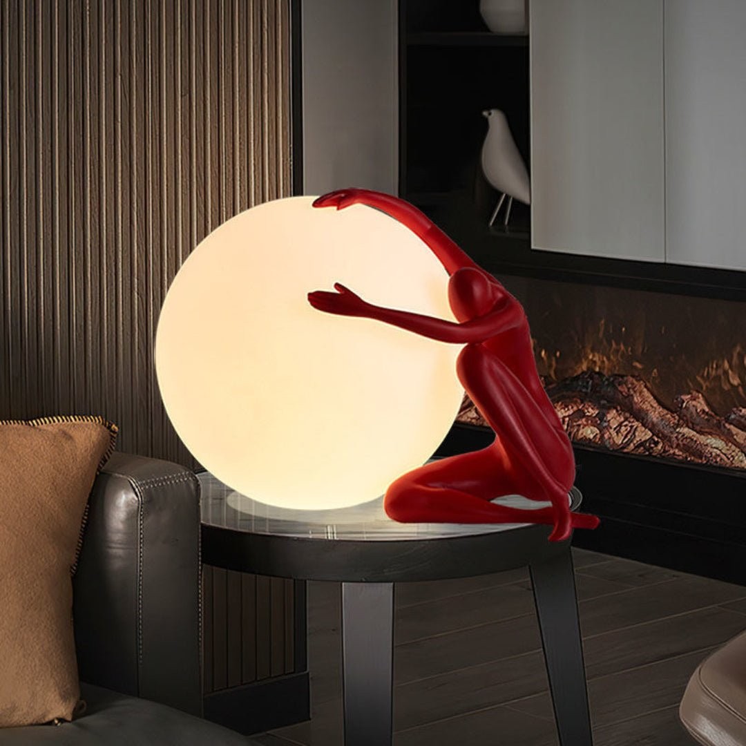 Rød humanoid ballholdende bordlampe M585 fullstendig produktvisning