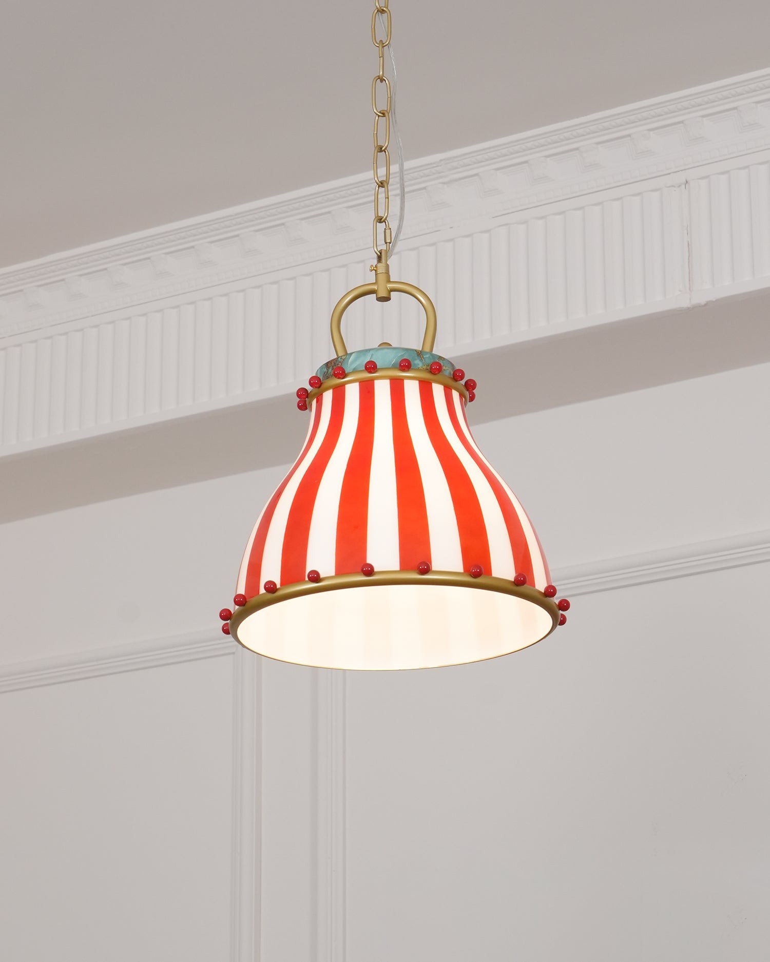 Cyrkowa lampa wisząca na tle białego sufitu i ściany