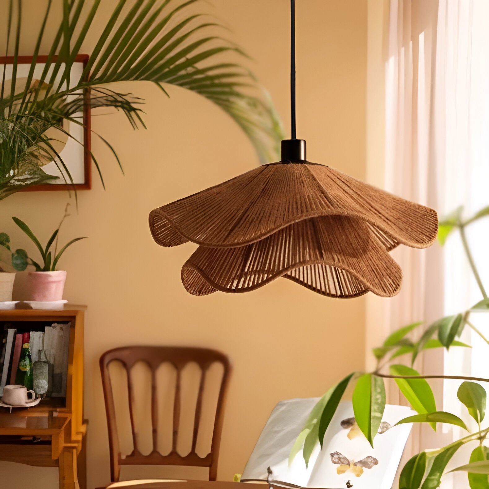Escena de habitación bohemia y acogedora con lámpara colgante de yute y plantas.